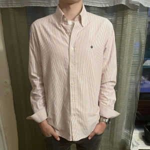 Morris skjorta - Hej, vi säljer nu denna feta rosa vita randiga Morris skjorta. Skicket är 9.5/10 och nästan oanvänd. Modellen på bilden är 184cm lång och väger 70kg. Tveka inte på att skriva vid funderingar.