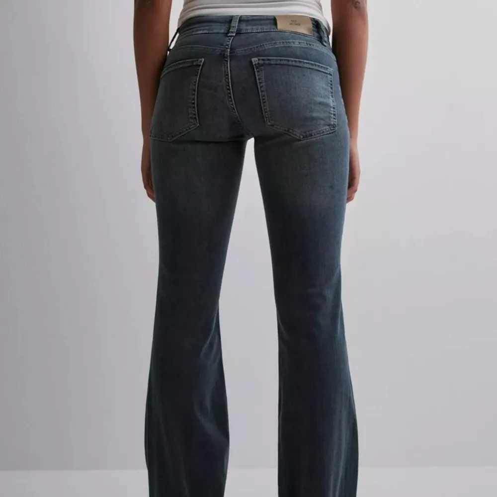 helt nya oanvända bootcut jeans från nelly, originalpris är 699kr men väntade för länge för att kunna lämna tillbaka. storlek 38!. Jeans & Byxor.