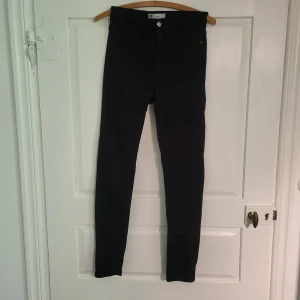 Svarta slimjeans  - Svarta slim jeans från Ginatricot i modellen Molly. Fickor baktill men inte framtill. Jeansen är i storlek L men passar M och S. De är väldigt stretschiga. Bra skick, de är inte urtvättade. 