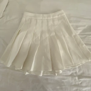 jätte fin kjol ifrån shein!💓 - säljer denna jätte fina kjolen ifrån shein säljer därav den inte kommer till användning längre men så fin nu på sommaren!💓💓 säljer för 35kr och strl: xs!