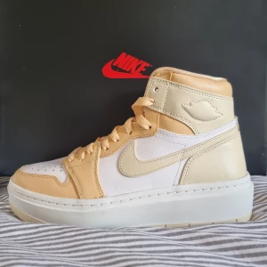 Nike AIR jordan 1 mid - Ljus gula, helt nya aldrig använda, köpte fel storlek inga fel på dom! Orginal pris 1540 kr 🥰 kan skicka med eller utan låda <3