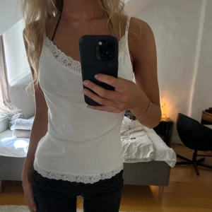 Vitt linne - Säljer detta fina spets linne då det inte kommer till användning längre💛