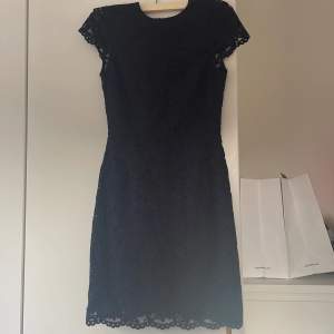 En orörd och oanvänd marinblå spetts klänning ifrån hm med prislappen kvar ordinarie pris= 500kr