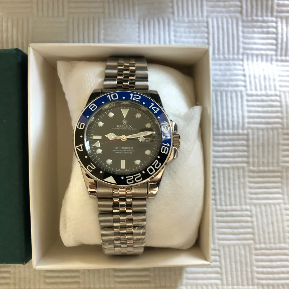 Tja! Säljer denna nya Rolex klocka. Allt på bilden ingår i köpet. Armbandet är justerbar och kan dess längd kan anpassas. Kontakt vid frågor och skicka gärna prisförslag så svarar jag snabbt.. Accessoarer.