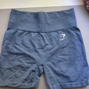 Gymshark shorts  - Säljer ett par gymshark shorts i modellen ” vital seamless 2.0” då de inte längre kommer till användning.  De är som i nyskick och utan några slitningar.  Priset går att diskutera, eller om någon är intresserad av båda paren shorts i min profil🥰