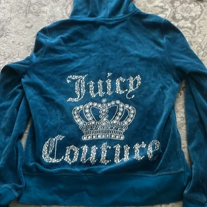 Vintage y2k Juicy Couture kofta💗 - Koftan är den gamla, vintage varianten och är en så fin färg. Det står att storleken är M men skulle mer säga att den är S/XS. Köpt för några år sen men knappast använd, vet därför inte ifall den är äkta men det är inget man märker💞