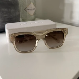 Chimi solglasögon  - Säljer dessa så fina solglasögon från Chimi i den populära modellen 07, ecru. De är helt i nyskick!! Påse och fodral medföljer 😍😍 Hör av er vid intresse!! Säljer inte för under 800. 