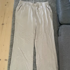 Linnebyxor  - Beiga linnebyxor från lager 157, storlek S, säljer då de var för korta för mig, stryker innan köp🥰