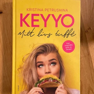 Keyyo mitt livs buffé - En bok av Keyo med recept och där man får följa med på hennes resa genom livet med mat i fokus. Bara läst ett fåtal gånger, så i ett fint skick.