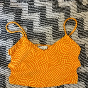 Orange mönstrad topp - Orange mönstrad topp från bershka köptes för 3 år sen men knappt använd