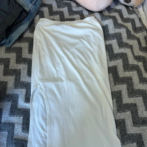 Vit långkjol - Vit tight kjol med slits ca 3/4 längd med under kjol (inte genomskinlig)