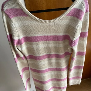 Kläning - Kläning från bubbelroom. Använd 1 gång så är i nyskick  Stickad kläning med öppen rygg.