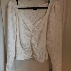 Oanvänd topp Gina  - Oanvänd topp från Gina, perfekt till sommaren. Skulle säga att den funkar till både M och L!