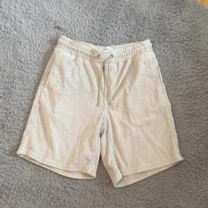 Säljer nu dessa snygga shorts då de är för små. Skick är 9,5/10 inga defekter. Pris går att diskuteras🤝