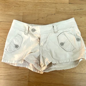Lågmidjade jeansshorts - GUESS - Superfina lågmidjade jeansshorts från GUESS Jeans i ”premium quality”. Vintage men i nyskick! Älskar dom men de är tyvärr för små för mig.. står ej strl men skulle säga XS/S, skriv för mått! Pris kan diskuteras!💕💕