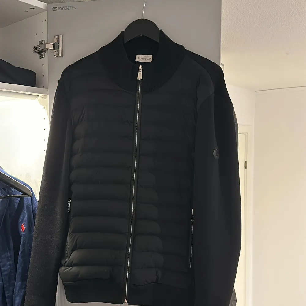 En skön svart moncler cardigan i storlek L.  Nypris cirka 12000. Inga defects och taggen fungerar. . Jackor.