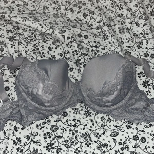 Grå spetsbh  - En bh som är från cubus. Är i storlek 65D men passar mer som 65B. Köparen står för frakten ❤️