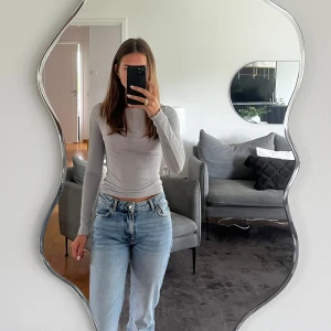 grå topp från ginatricot  - tröjans modell och material liknar intimissimis populära tröjor, i storlek xs och är i nyskick 