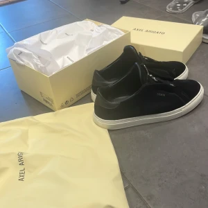 Axel arigato skor  - Fina arigato skor 9-10 skick bra kvalitet och sköna skor till salu då jag har ett par andra jag använder, vill tillägga att dessa inte säljs i butik längre!