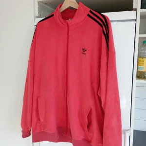 Adidas originals limited edition tracktop rosa/röd strl xl - Använd några gånger men fortfarande mycket bra skick strl xl 