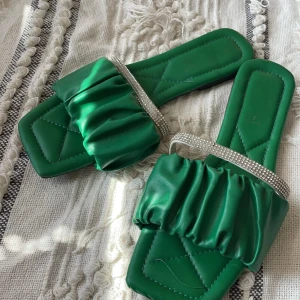 Sandaler  - Säljer dessa otroligt snygga sandaler som inte kommer till användning. De är väldigt snygga, passar till mycket inför sommaren och har den perfekta gröna färgen. Har använts en sommar. Passar mig som har strl 40. Fler bilder kan skickas vid intresse.
