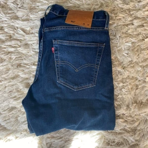 Levi’s jeans  - Säljer dessa fräscha Levi’s 501 eftersom de inte kommer till anävning och har använts 2 gånger. Storleken är W30 L34 och har annars ett oroligt bra skick utan några defekter alls. 