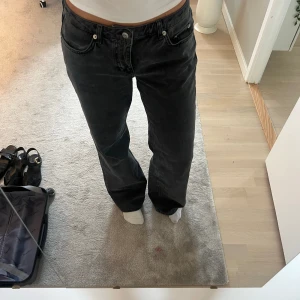 Svarta Jeans, NA-KD - Super fina svarta jeans ifrån Nakd, använda men i bra skick! Säljer då dom inte kommer till användning.