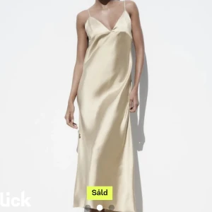 Zara klänning - Säljer denna klänning från zara❤️‍🔥