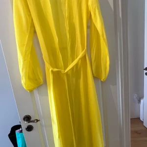 Kimono - Fin gul strandkimono. Storlek 40 - passar även 36/38. Oanvänd. Köparen står för ev frakt. 