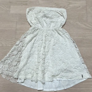 Spetstopp/klänning - Säljer en bandeu spetsklänning från Hollister. Tror det är en klänning från början, däremot mer en topp i längden (även på mig som är ganska kort). 