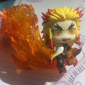 Rengoku Figur Demon Slayer - En figur som jag köpte för ett år sen ungefär och som bara har stått på min hylla. Jag tycker om animen men jag börjar få ont om plats. Den är hel och kommer med lådan jag köpte den i. DMa mig för mer info eller bilder