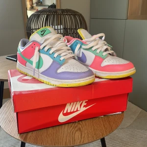 Nike Dunk Easter Low - Bra skick, box och kvitto kommer med.