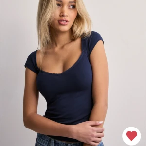 Tröja  - En jättefin t shirt från Nelly.  I storlek M  Den var alldeles för stor så säljer den i marinblå och svart, använd en gång vid provning. 