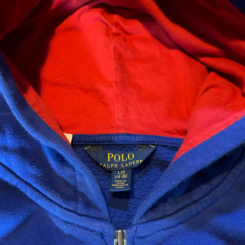 Hej, säljer sonens polo Ralph lauren zip Hoodie, skick: 7/10 den passar någon som är 170cm, skriv om ni har frågor 😇. Hoodies.