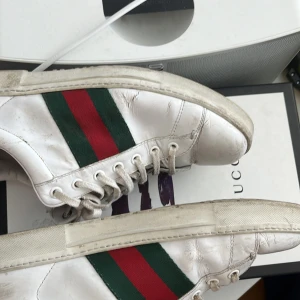 Gucci skor - Gucci skor 6/10skick storlek 43 säljer dom för 1100
