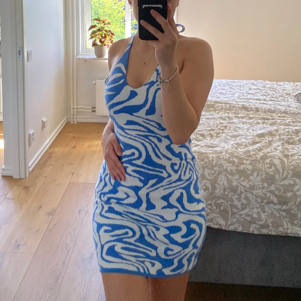 Zebra mönstrad halterneck klänning. Väldigt skön och töjbar material. . Mekot.