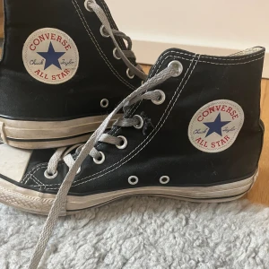 Converse skor - Svarta klassiska converse skor som är väl använda💗 tvättar innan dom skickas