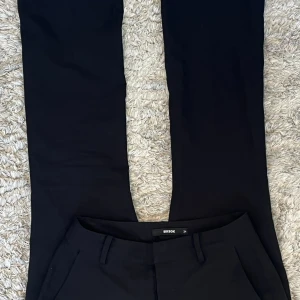 Lågmidjade kostymbyxor - Bikbok, storlek 34.