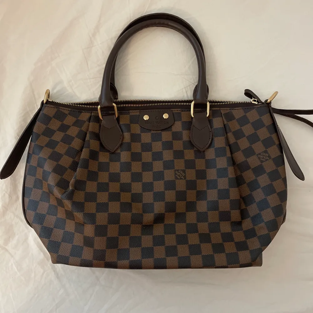 Louis Vuitton-väska använd ett par gånger. du kan få ytterligare bilder och försöka sänka priset!☺️. Accessoarer.