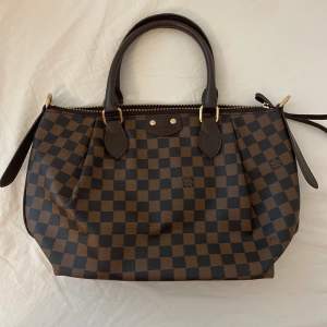 Louis Vuitton-väska använd ett par gånger. du kan få ytterligare bilder och försöka sänka priset!☺️