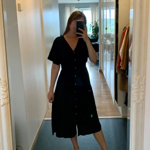 Luftig klänning - Svart, luftig klänning som passar perfekt för varma dagar. Modellen är midi/vadlång. Ganska stor i sin storlek 🌼