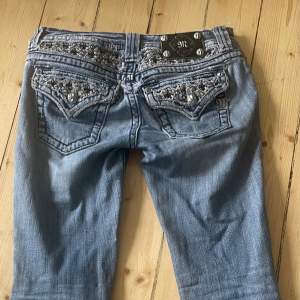 Miss Me jeans storlek W25 i bootcut modell, passar mig perfekt på längden som är 170. Obs! Dom är slarvigt sydda där bak då det var små hål när jag fick dom, men det kan man lätt fixa jag är bara dålig på att sy. (se bild 4).