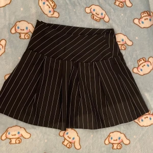 Kostym kjol  - Hej!  säljer min kostym kjol som aldrig kom till användning, skriv ifall du är intresserad💗