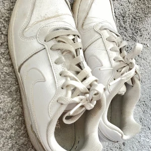 Nike skor - Säljer dom här jättesnygga nike skorna. Pris kan diskuteras.