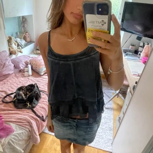 Volangtopp - Supersött volanglinne!! Jätteskönt material och passar så fint till jeans! 