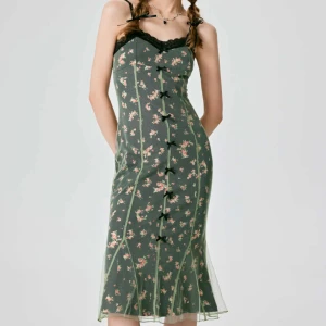 Cider Mesh Floral Lace midi dress  - Supersöt klänning från cider, det står att det är storlek M men den passar mer som en S :/ använd en eller två gånger, köpt för ca 320 kr exl frakt
