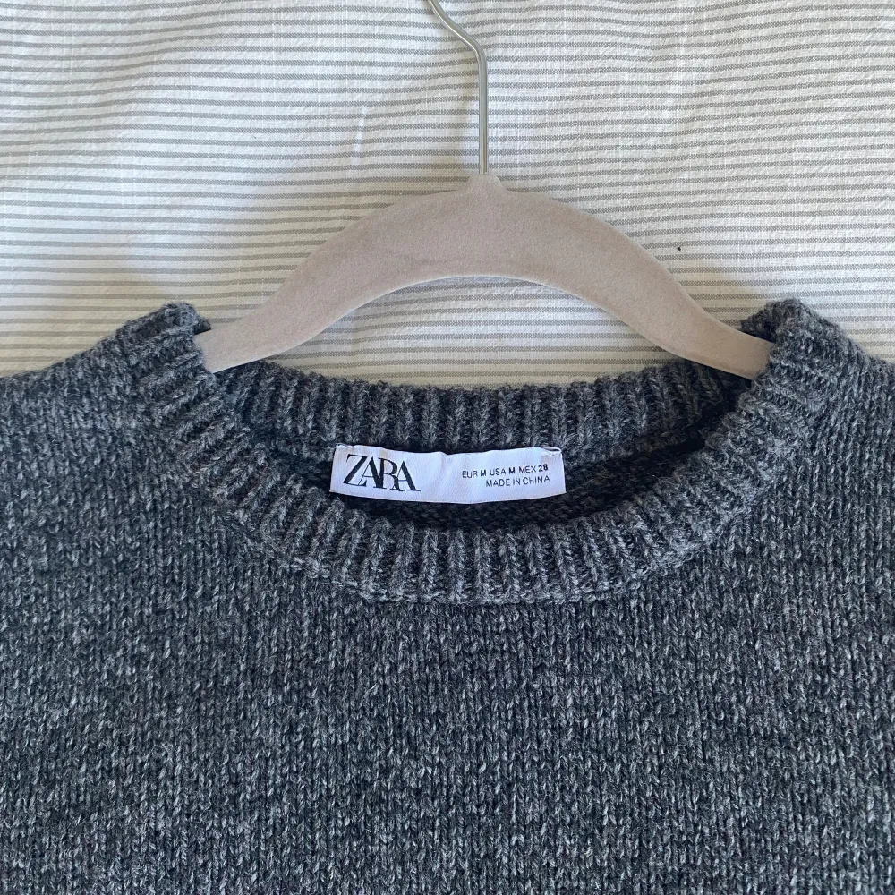 Säljer denna jätte snygga stickad tröja från Zara. Kommer inte till andvändning och andvänd fåtal gånger. Stl M men jag skulle säga mer S/XS. Fick som present så vet inte nypris men säljer för 180. Pris kan självklart diskuteras💕💕. Neuleet.