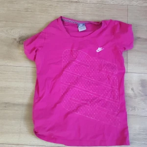 Nike träningströja  - Vanlig träningströja om man vill så kan vi både stryka och tvätta innan köp😊