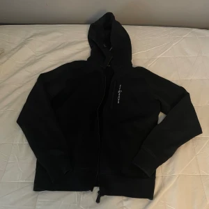 Sail Racing Zip hood - Använd 1 gång. Skick: 10/10 Storlek: S Färg: Svart