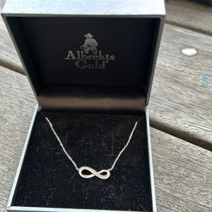 Smycke - Äkta silverhalsband, använd fåtal gånger. 